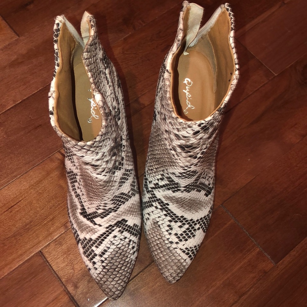 Qupid faux snakeskin boots